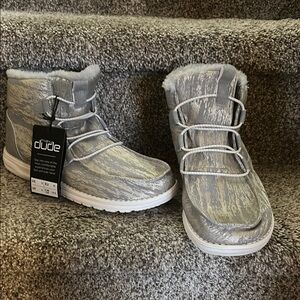 Hey Dude Silver Fur-Lined Bootsans size 10 Hey dude Hightops NWT